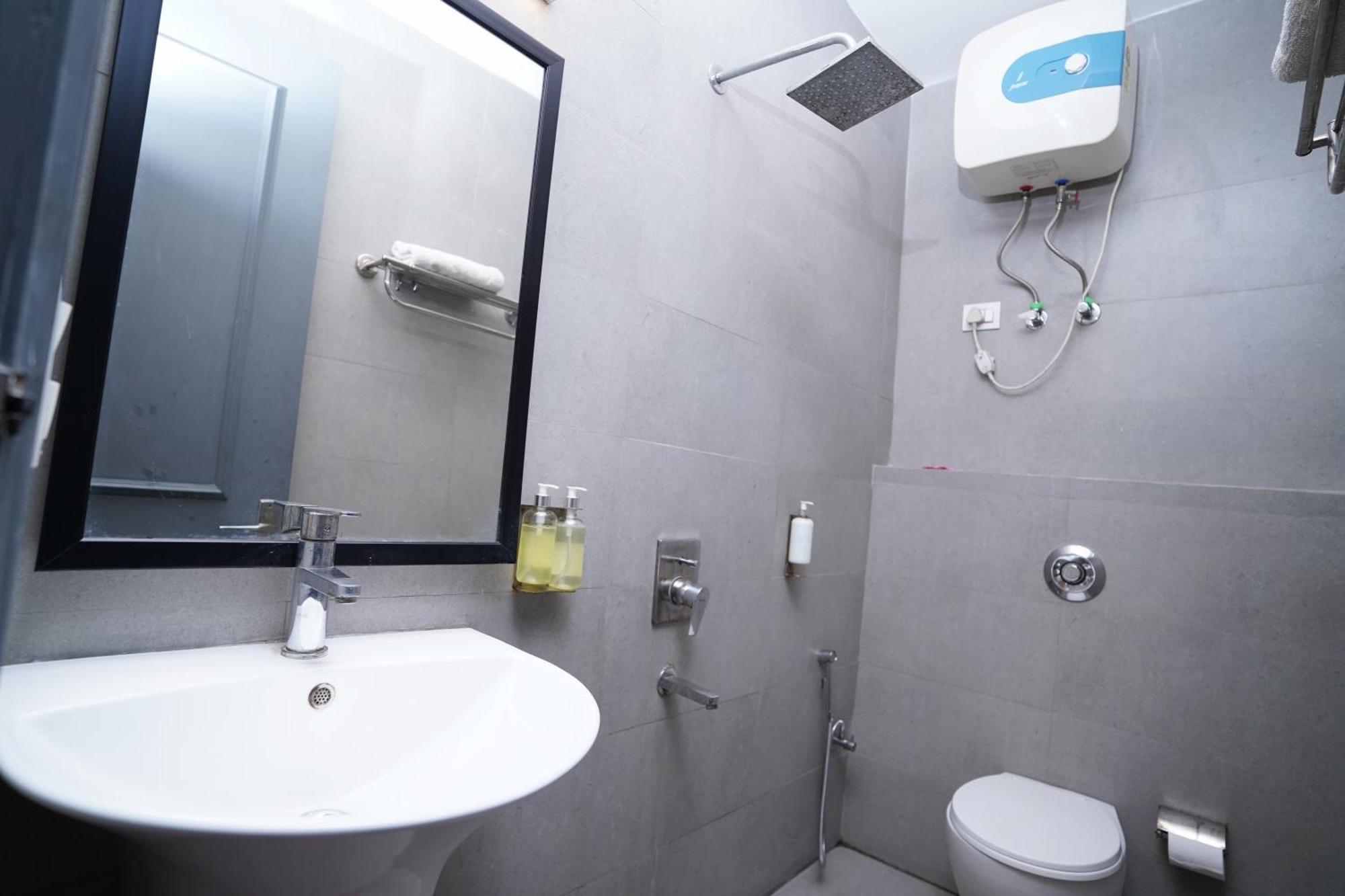 Hotel Mira Residency- Outer Ring Road, Paschim Vihar Delhi Kültér fotó